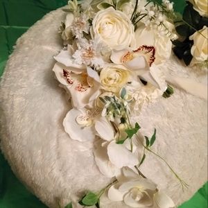 One bride bouquet one Made of Honor bouquet